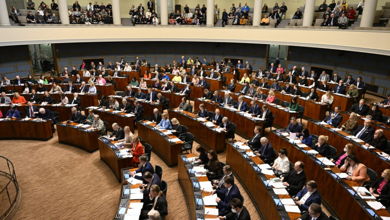 Parlamentarii filnlandezi votează legea care permite aderarea ţării la NATO pe 1 martie 2023.