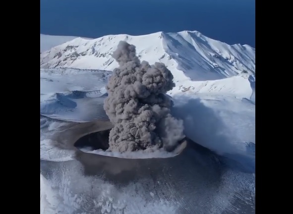 Erupție spectaculoasă a vulcanului Ebeko, din Insulele Kurile