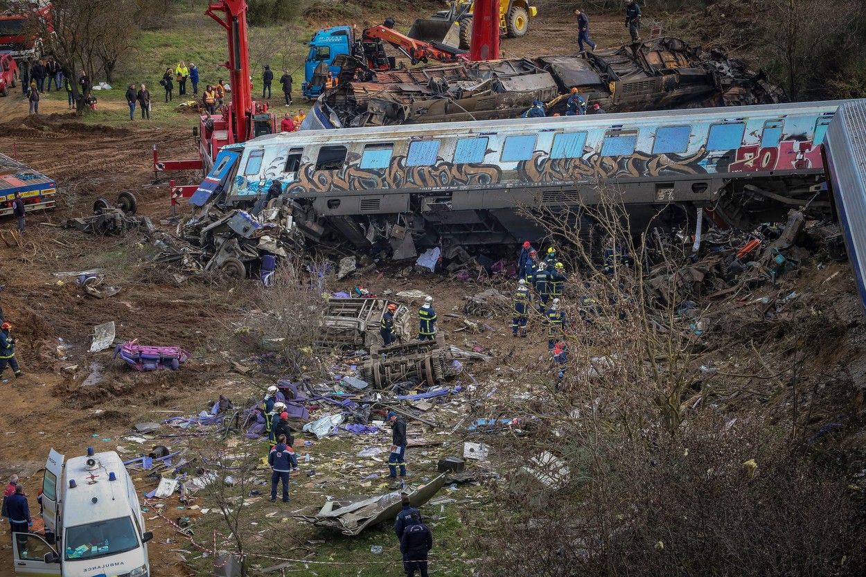 Supraviețuitorii tragediei din Grecia descriu „secundele de coșmar” în care trenurile s-au ciocnit. „Ne răsturnam și ardea totul”