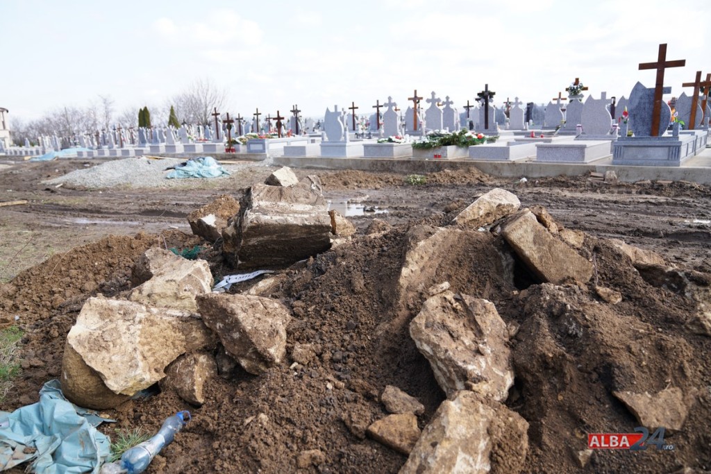 Sarcofag roman vechi de 1700 de ani, distrus cu excavatorul în cimitirul din Alba Iulia. "Este excavatorist. Dă de pietre, le scoate!"