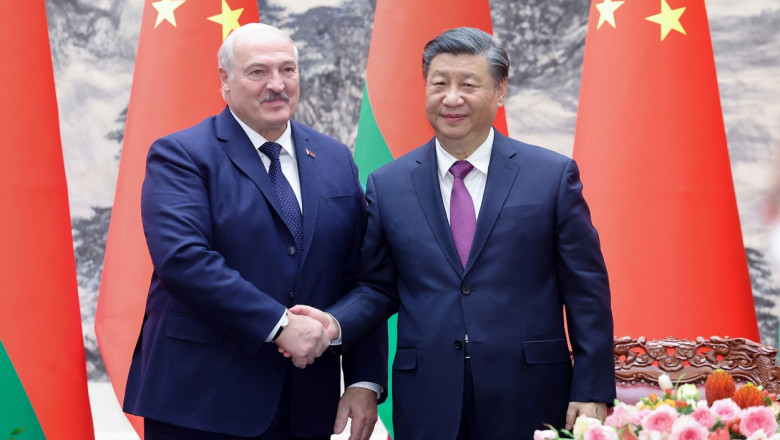 Preşedintele belarus Alexandr Lukaşenko strânge mâna preşedintelui chinez Xi Jinping în timpul unei vizite oficiale la Beijing pe 1 martie 2023.