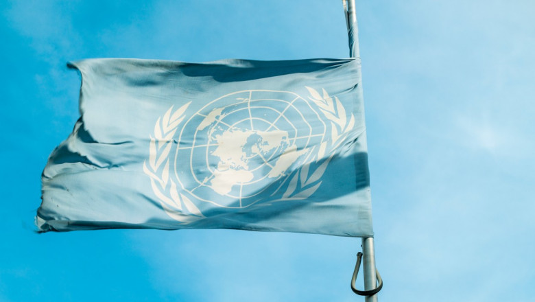 Un steag cu sigla ONU este arborat în Olanda.