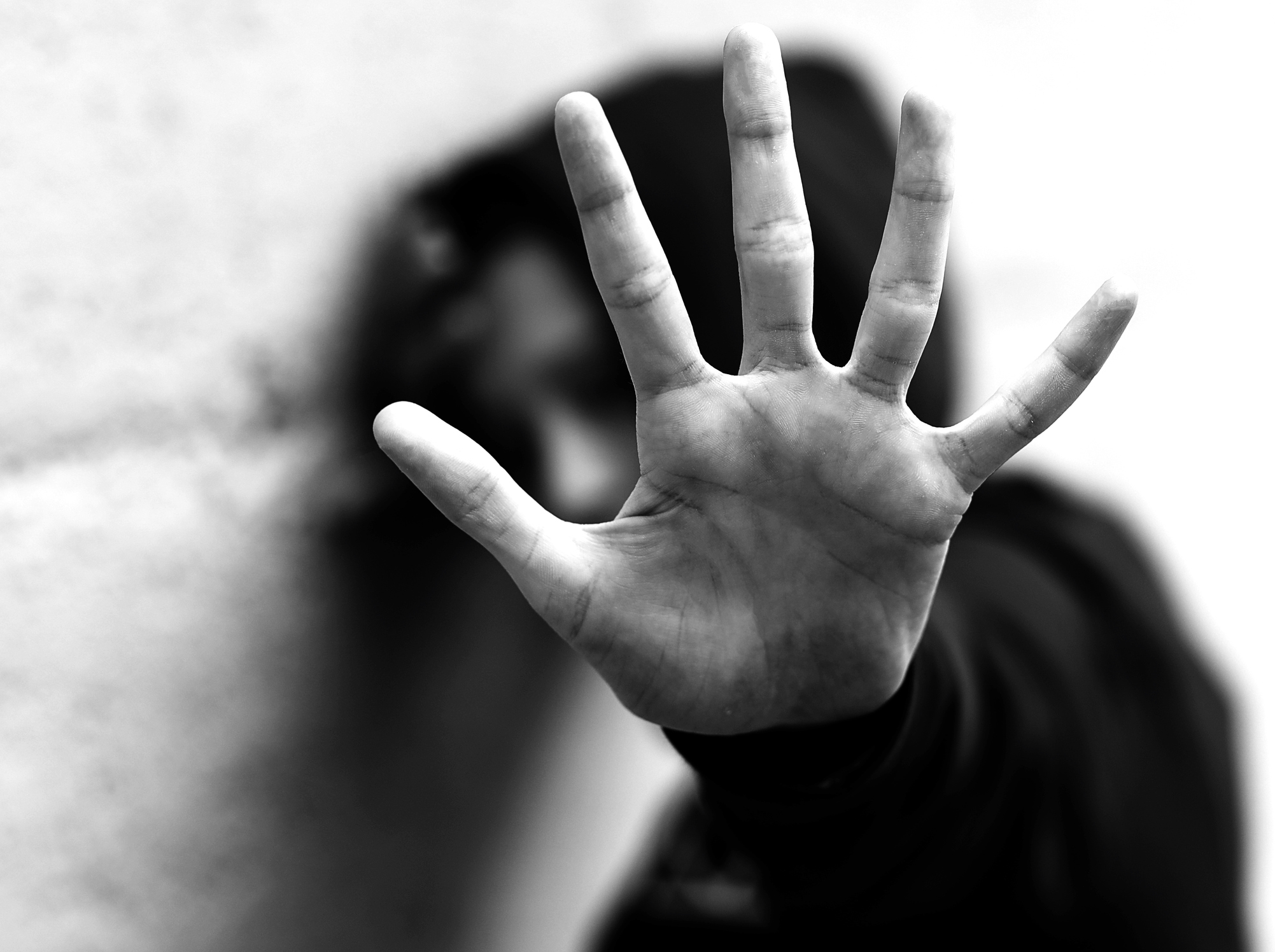 Calvarul unei adolescente de 15 ani, plătit cu închisoarea de părinți și de cei 3 frați. Fata a fost violată cu acordul mamei