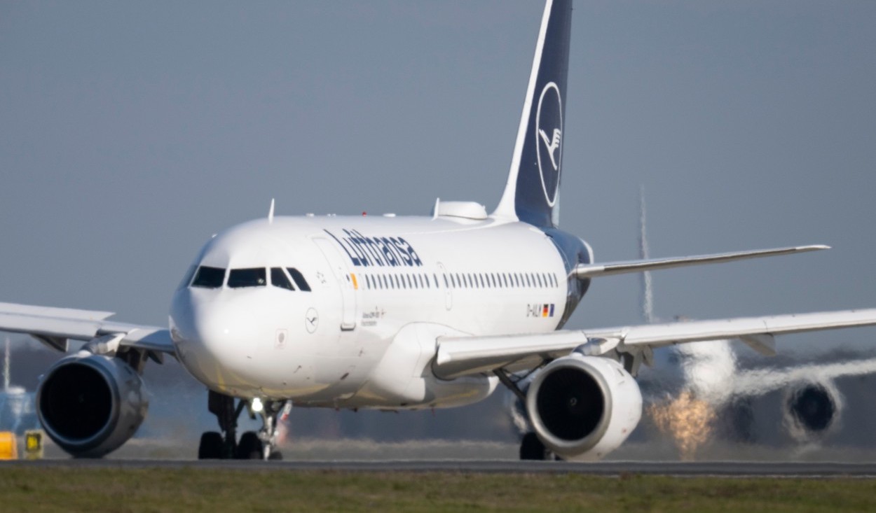 Momente de panică într-un avion care a căzut sute de metri în gol într-o zonă de turbulențe. „Farfurii și pahare zburau în tavan”