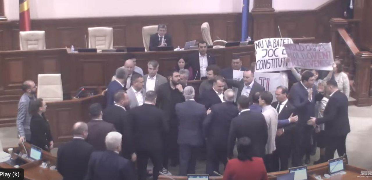 Îmbrânceli în Parlamentul de la Chișinău. Deputații pro-ruși, nervoși pe sintagma „limba română” propusă pentru Constituție