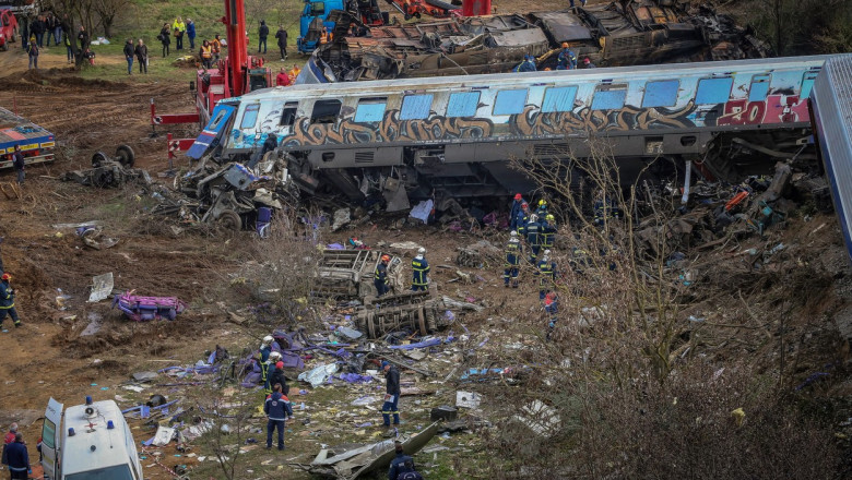 vagon rasturnat dupa accidentul feroviar din grecia