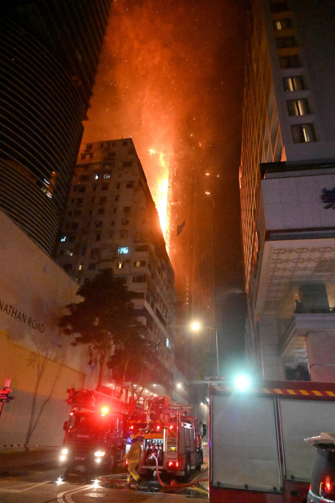 Un zgârie-nori de 42 de etaje din Hong Kong a luat foc în întregime