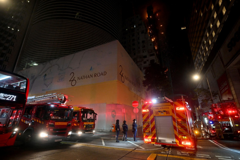 Un zgârie-nori de 42 de etaje din Hong Kong a luat foc în întregime (2)