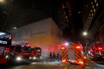 Un zgârie-nori de 42 de etaje din Hong Kong a luat foc în întregime (2)