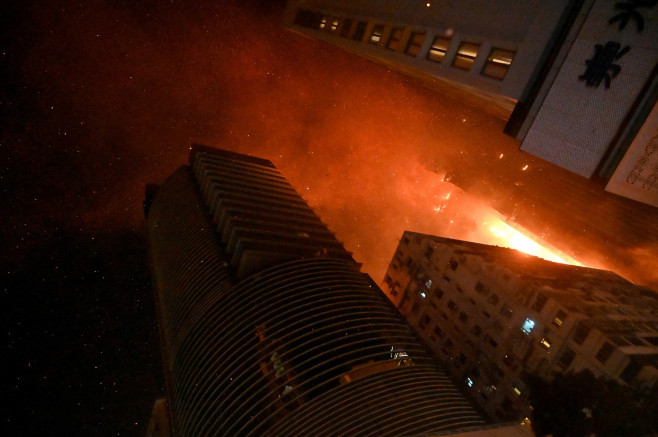 Un zgârie-nori de 42 de etaje din Hong Kong a luat foc în întregime (4)