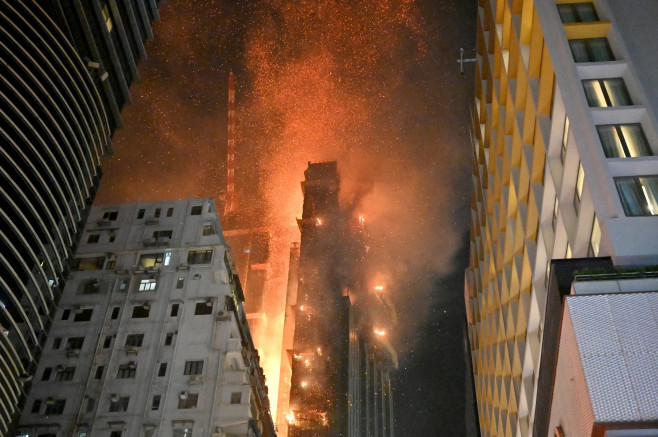 Un zgârie-nori de 42 de etaje din Hong Kong a luat foc în întregime (5)