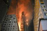 Un zgârie-nori de 42 de etaje din Hong Kong a luat foc în întregime (5)