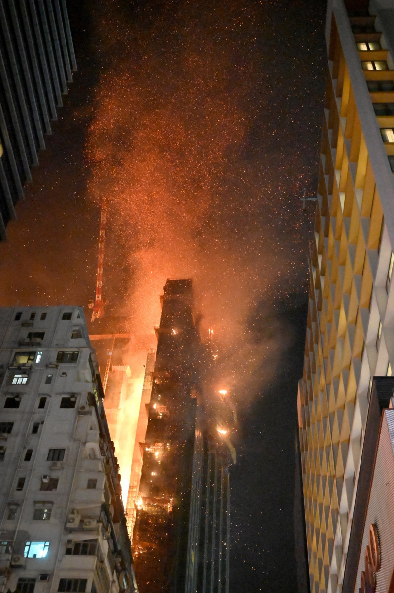 Un zgârie-nori de 42 de etaje din Hong Kong a luat foc în întregime (8)