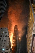 Un zgârie-nori de 42 de etaje din Hong Kong a luat foc în întregime (8)