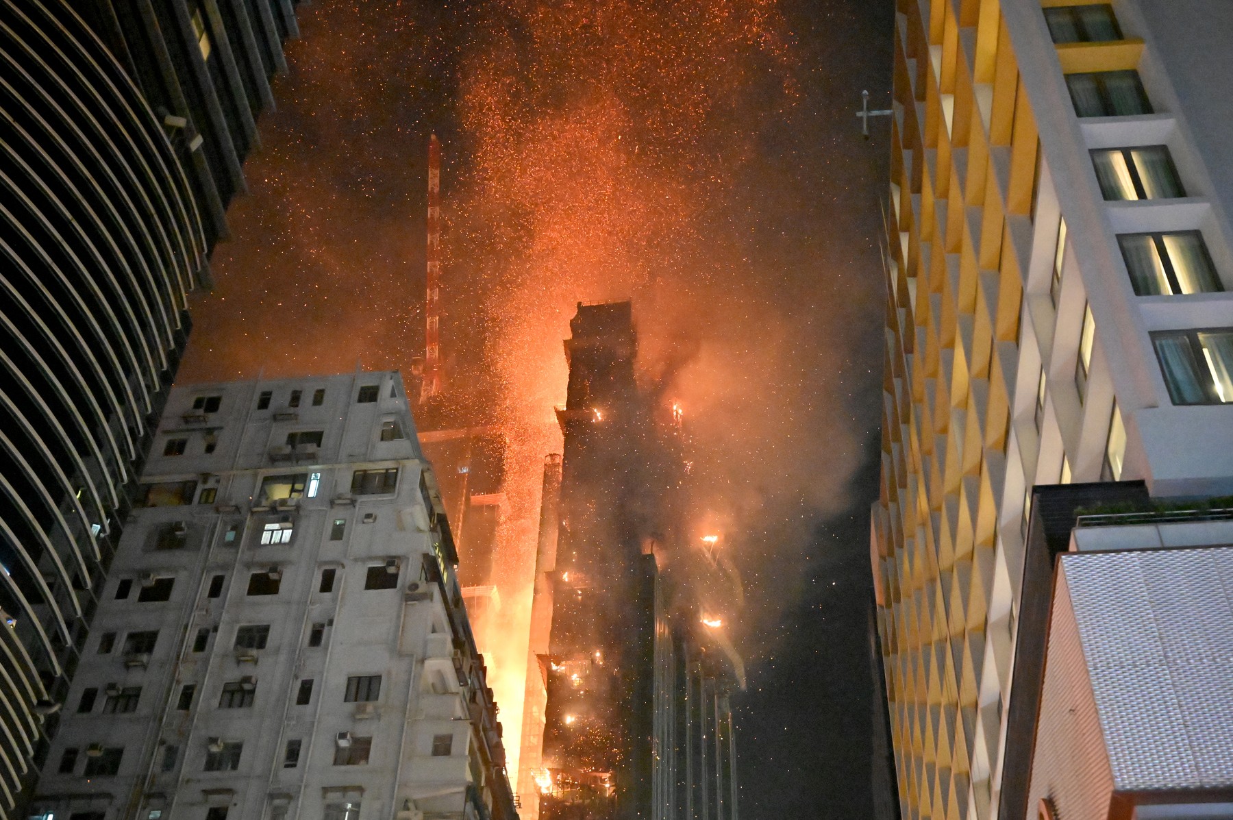 Incendiu devastator în Hong Kong. Un zgârie-nori de 42 de etaje a luat foc în întregime