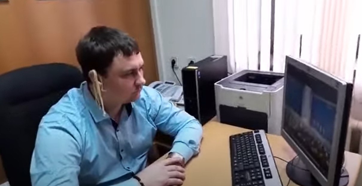 Un politician rus va fi judecat pentru discreditarea armatei, după ce a urmărit discursul lui Putin cu spaghete pe urechi