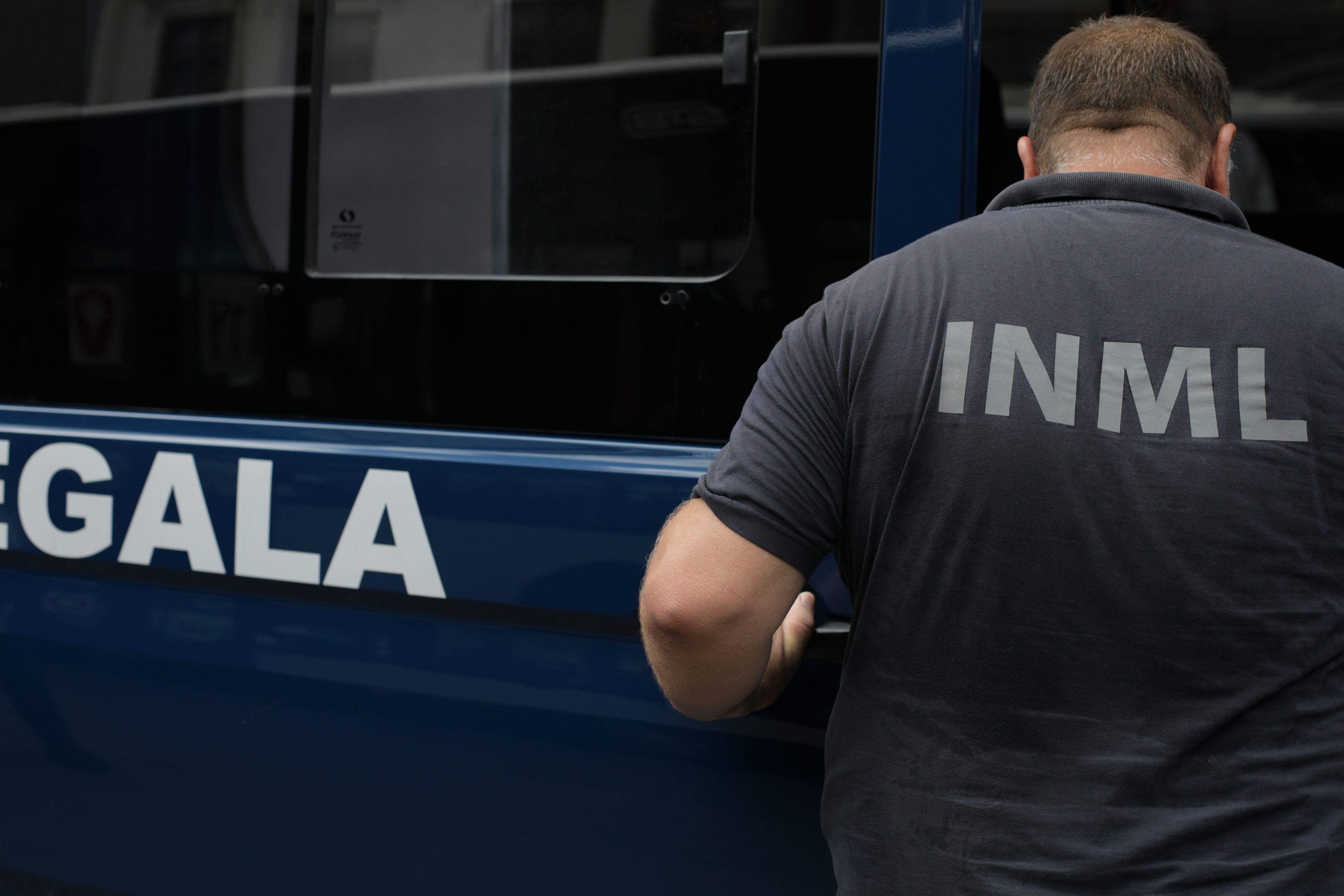 Un ofiţer MAI a fost găsit împuşcat în cap în propria maşină, în Satu Mare. Anchetatorii cred că este vorba de o sinucidere