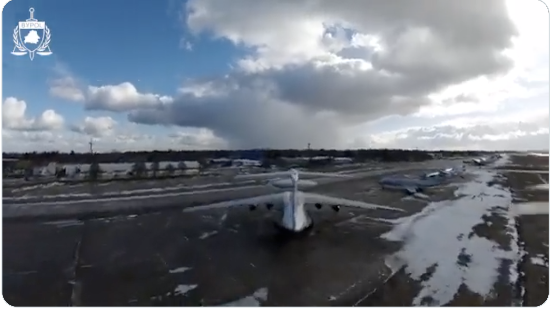 Momentul în care o dronă a partizanilor bieloruși aterizează pe radarul avionului-spion rusesc de pe aeroportul militar din Minsk