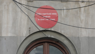O bulină roşie care avertizează asupra riscului seismic, montată pe o clădire din Bucureşti, fotografiată pe 16 februarie 2023.