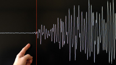 mână prezintă date seismograf după un cutremur