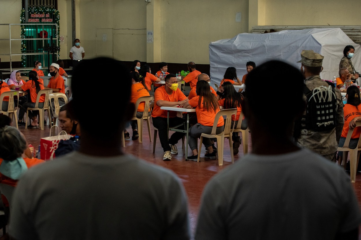 Paradisul deținuților, în cea mai mare închisoare din Filipine. Își pot cumpăra orice, de la arme și droguri la cai și pitoni