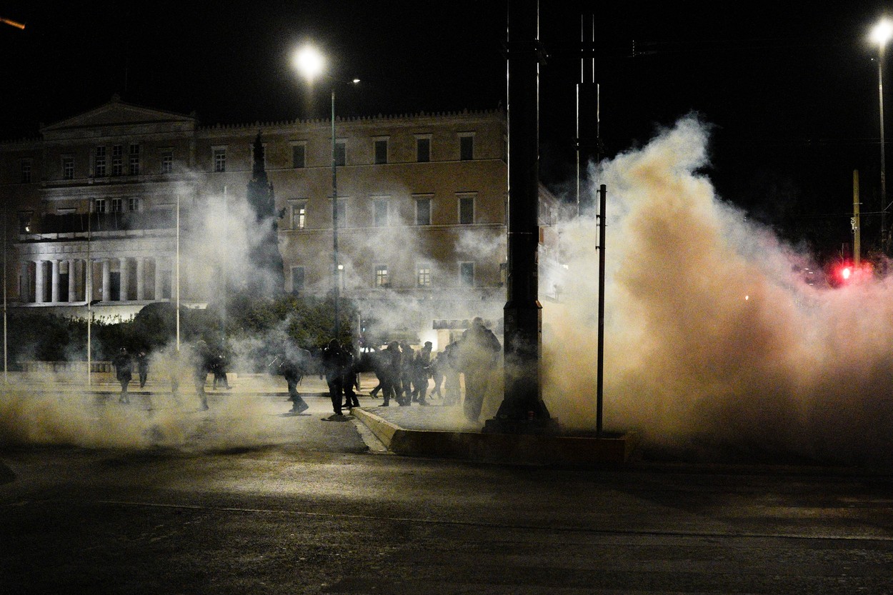 Furie în Grecia după catastrofa feroviară soldată cu 57 de morți. Ciocniri între protestatari și polițiști la Atena