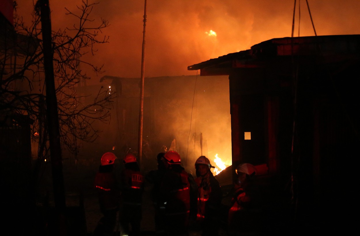 VIDEO Incendiu uriaș la un depozit de combustibil din Indonezia. Cel puțin 16 morți
