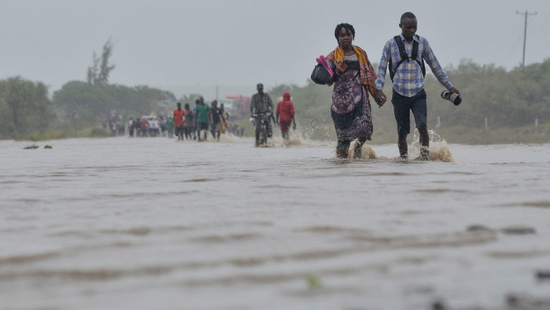 Oameni merg prin apă, în Mozambic, în urma unor inundaţii pe 28 aprilie 2019.