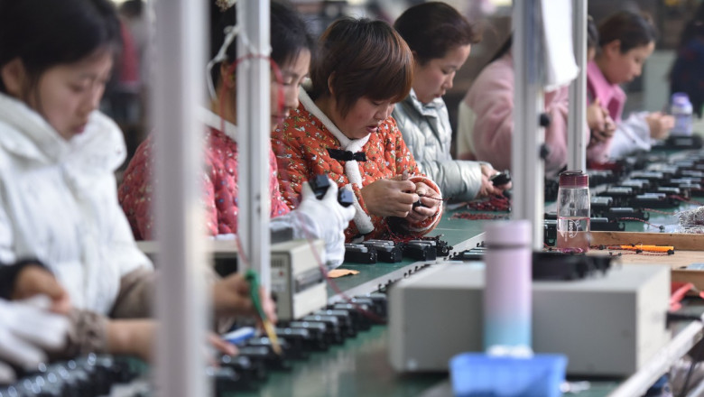 Mai multe femei lucrează într-o fabrică din Fuyang, China pe 28 februarie 2022.