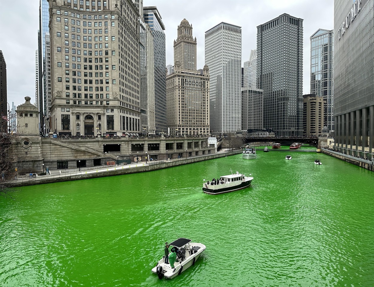 Râul care traversează Chicago a devenit verde