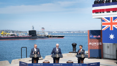 Premierul Australiei, Anthony Albanese, preşedintele SUA, Joe Biden şi premierul Marii Britanii, Rishi Sunak susţin o conferinţă de presă după semnarea acordului AUKUS în San Diego, SUA, pe 14 martie 2023.