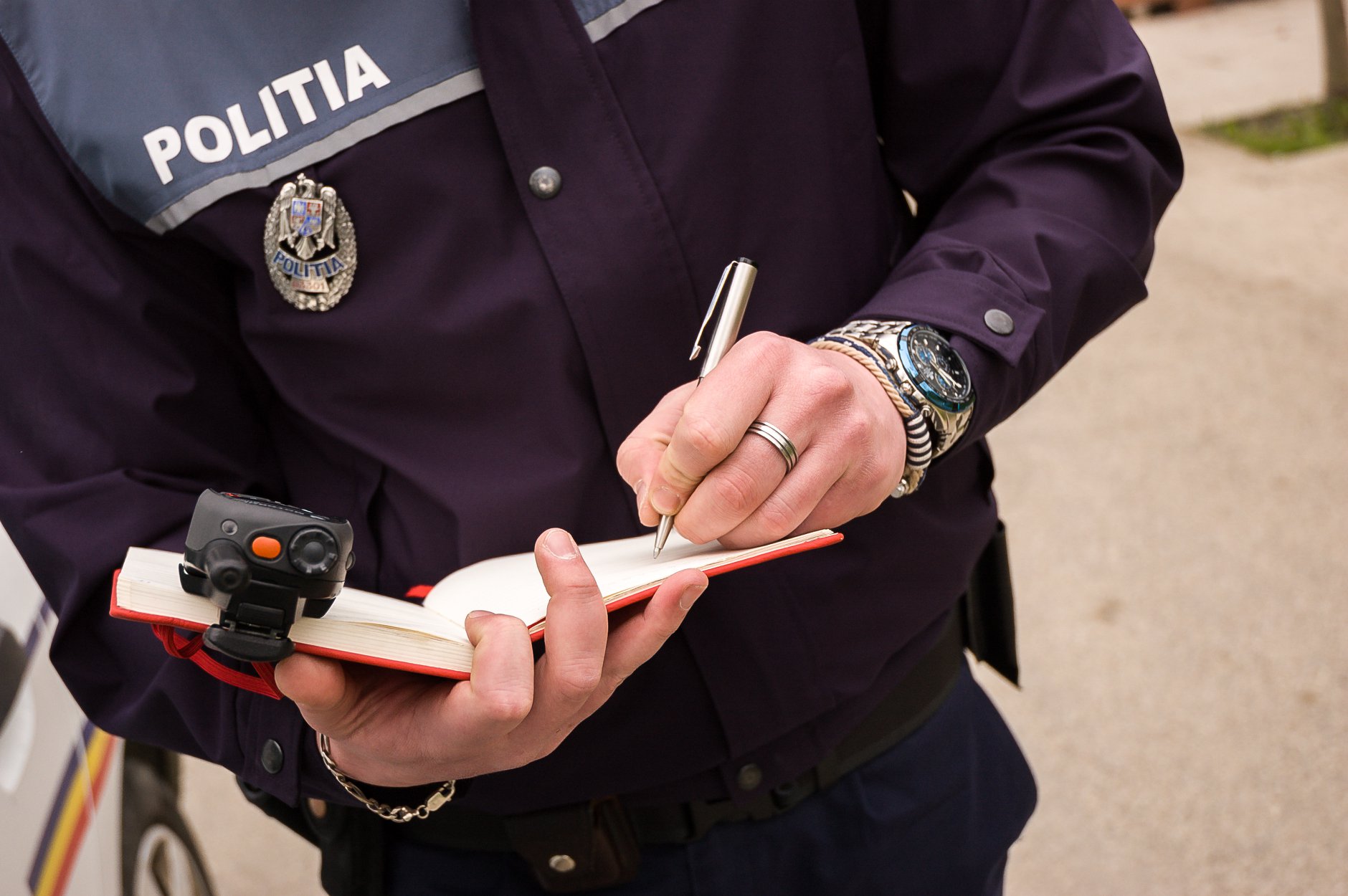 Scandal pe trecerea de pietoni. Un șofer din Prahova a fost amendat cu 2.500 de lei de polițiștii pe care i-a înjurat