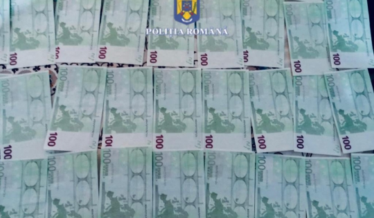 Bancnote false de peste 10.000 euro au fost găsite în urma unor percheziții în Târgu-Neamț