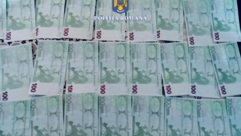 Bancnote false de 100 de euro au fost descoperite de poliţişti în timpul unei percheziţii în Târgu Neamţ, pe 13 martie 2023.