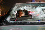 bărbat într-o mașină cu geamul spart