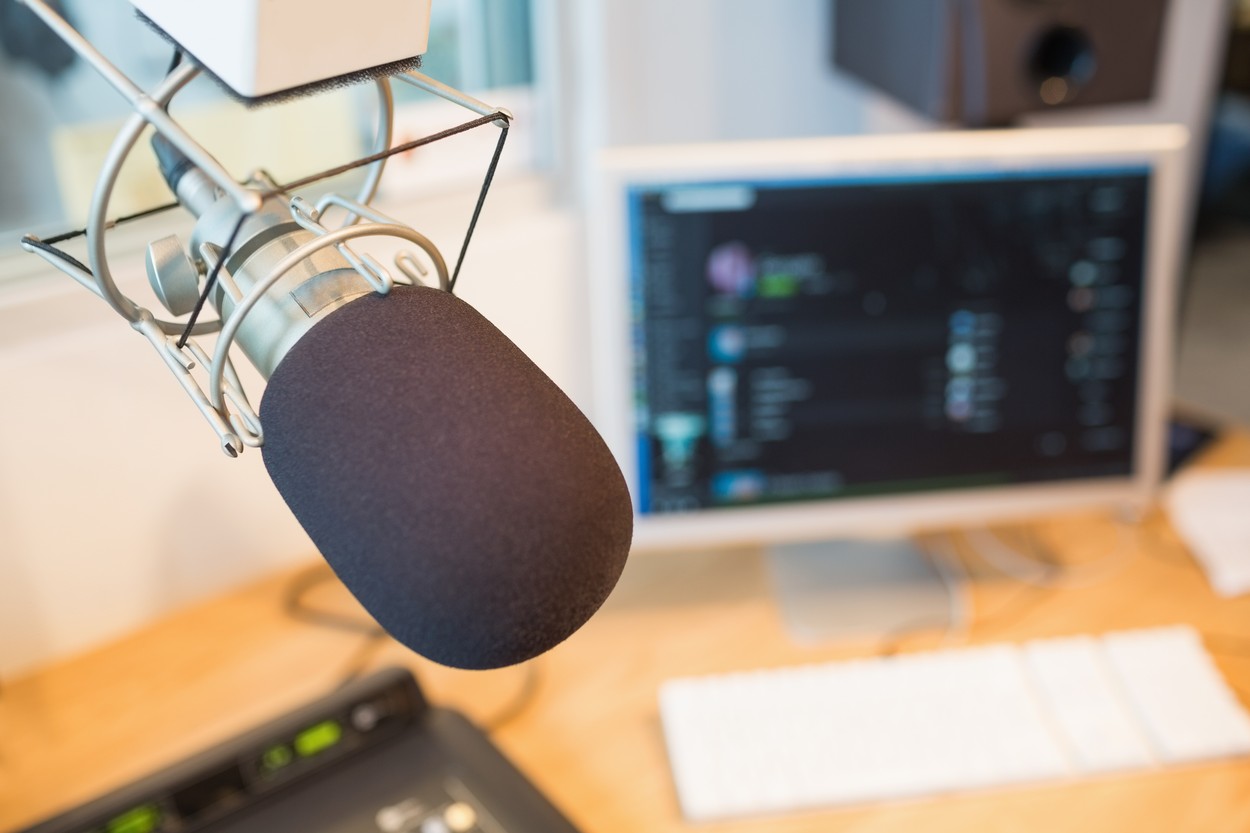 Un bărbat din București emitea un radio pirat de pe terasa blocului și intra în direct cu ascultătorii
