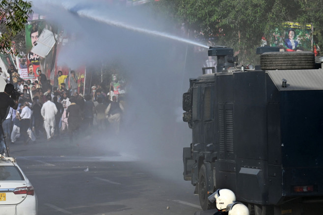 protestatari adunați în fața fostului premier pakistanez Imran Khan