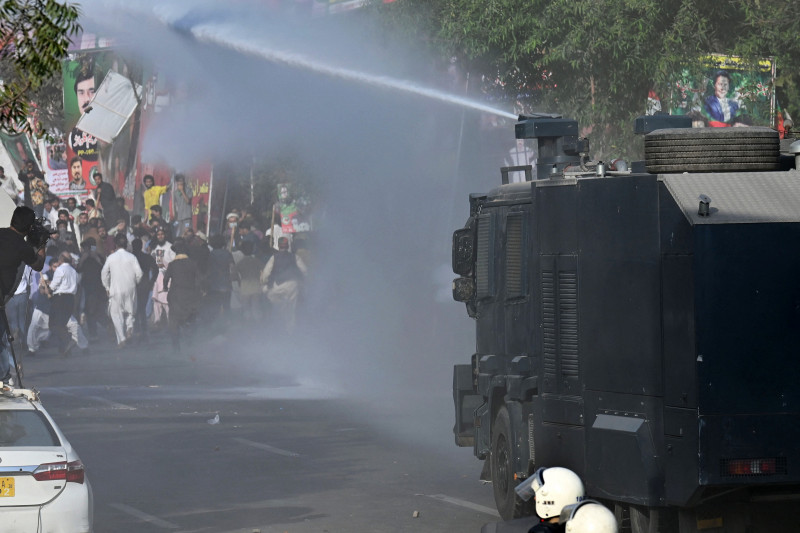 protestatari adunați în fața fostului premier pakistanez Imran Khan