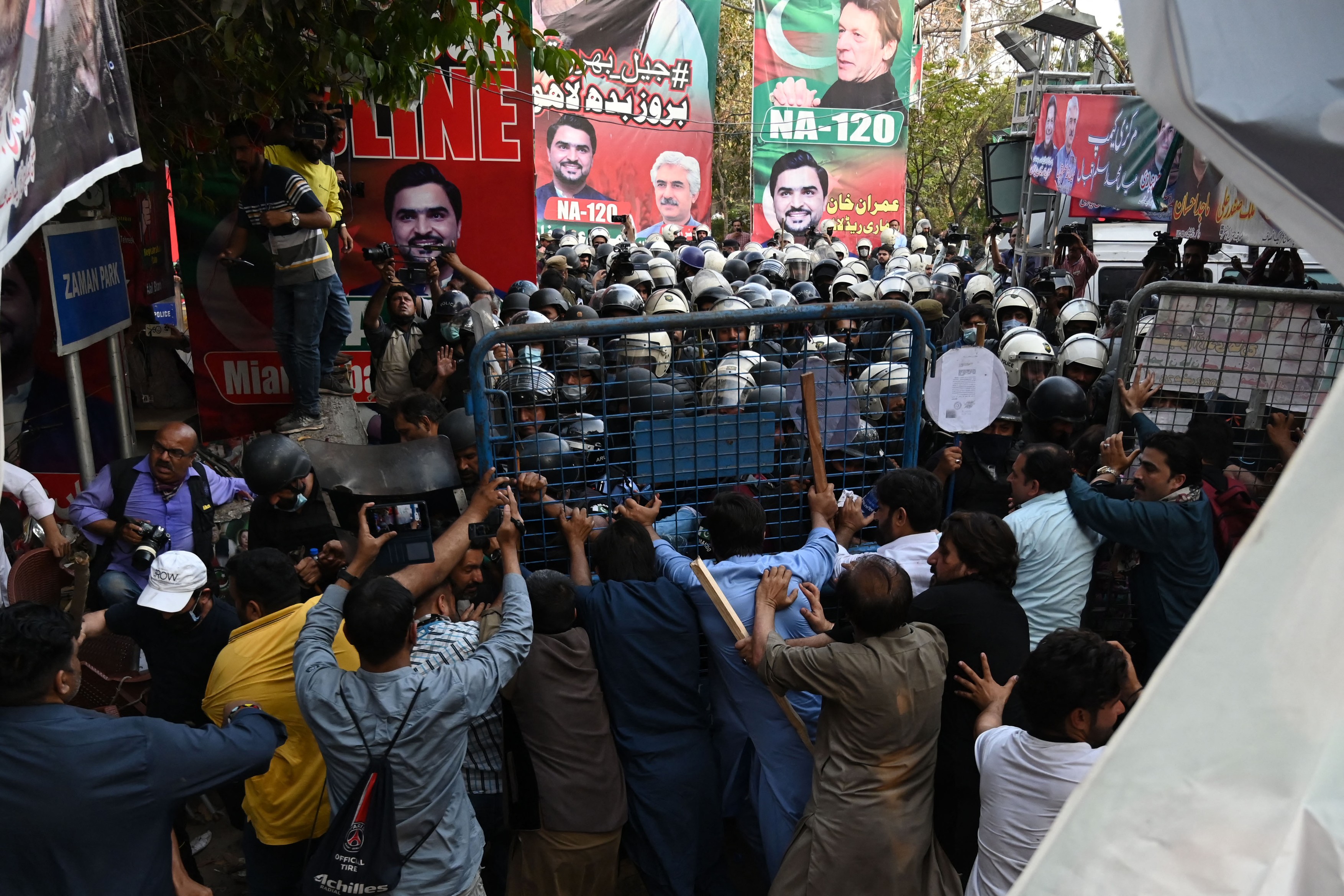 Polițiști și protestatari se bat de mai multe ore în fața casei fostului premier pakistanez Khan, baricadat înăuntru de frica arestului