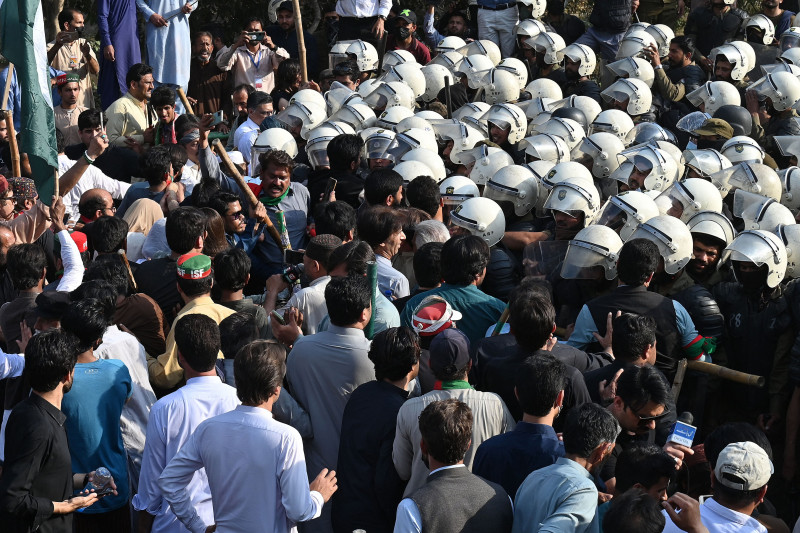 confruntări între protestatari și polițiști