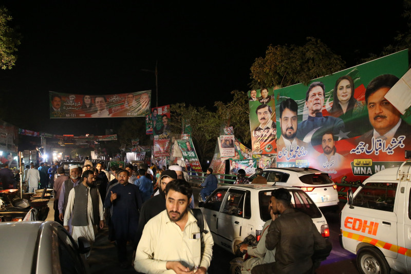 protestatari adunați în fața fostului premier pakistanez Imran Khan