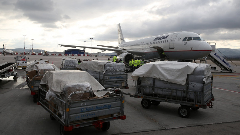 bagaje incarcate intr-un avion pe aeroportul din grecia