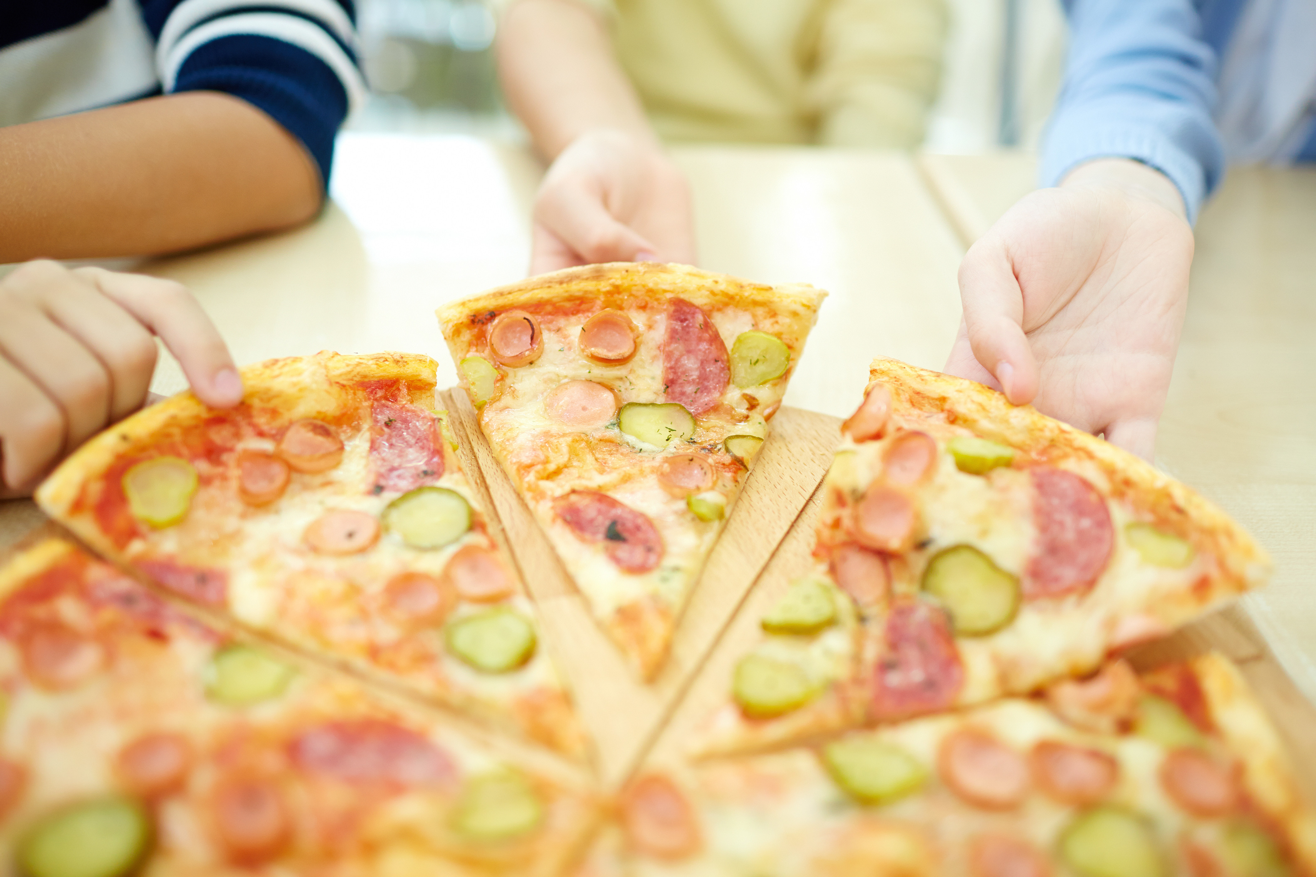 O școală din Gorj le dă copiilor kebab și pizza la masa de prânz. Primar: E o rugăminte a elevilor și a părinților