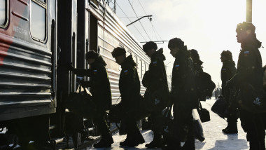 recruți ruși se urcă în tren