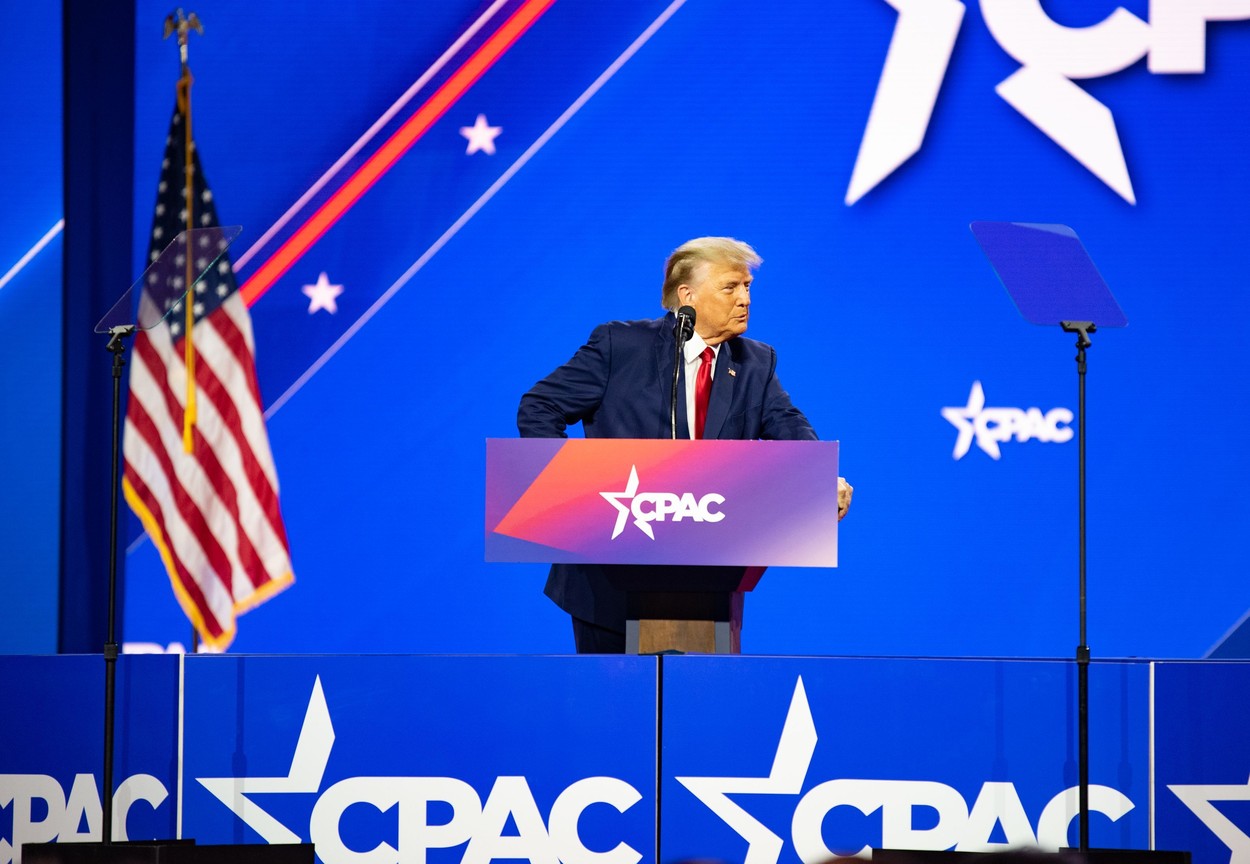 Trump se laudă că a fost "pupat în fund" de Regina Elisabeta a II-a, Hillary Clinton sau Oprah Winfrey