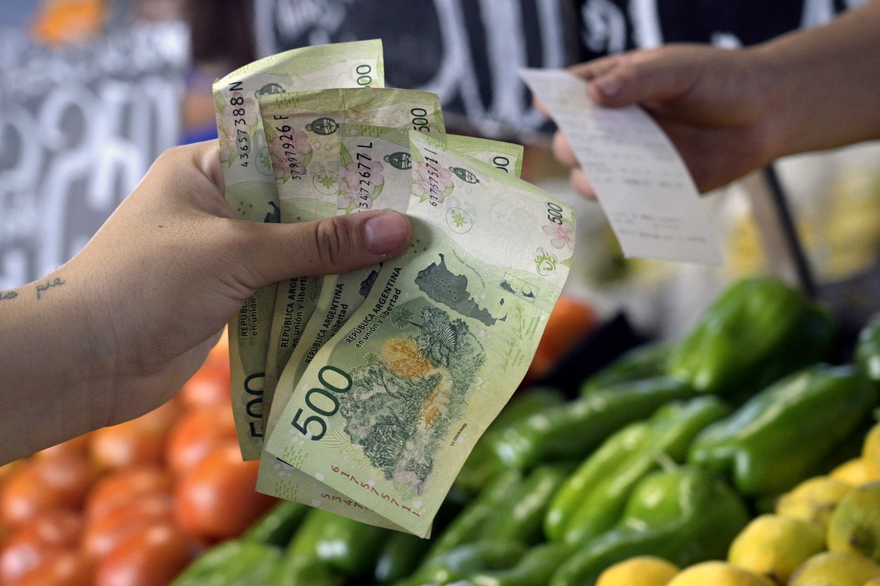 Inflația a depășit 100% în Argentina. Prețul cărnii a crescut cu 20% doar într-o singură lună