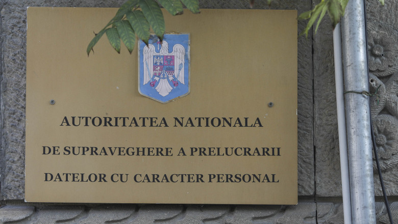 O placă în care este marcată denumirea Autorităţii Naţionale de Supraveghere a Prelucrării Datelor cu Caracter Personal, pe sediul instituţiei din Bucureşti, pe 9 noiembrie 2018.