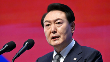 Președintele sud-coreean Yoon Suk Yeol vorbeste lșa microfon