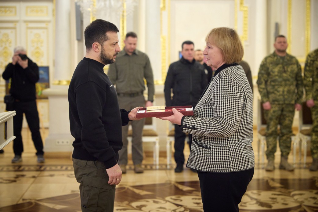 Mama soldatului moldovean executat de ruși în pădure a primit Ordinul Steaua de Aur de la președintele Volodimir Zelenski