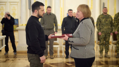 Mama lui Alexandr Mațievschi primește Ordinul Steaua de Aur de la președintele Volodimir Zelenschi